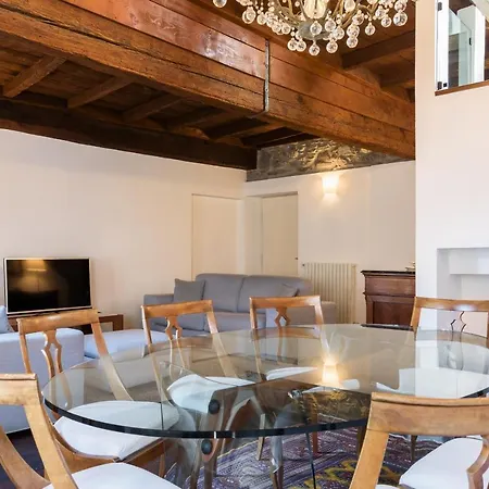 아파트 Palazzo Del Pero Luxury Attic - Bymyhomeincomo *